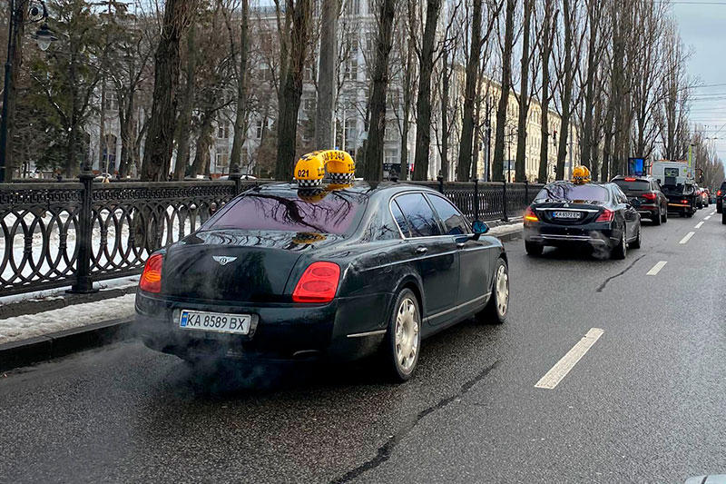 Bentley и Maybach работают в такси Киева: сколько стоит проехаться?