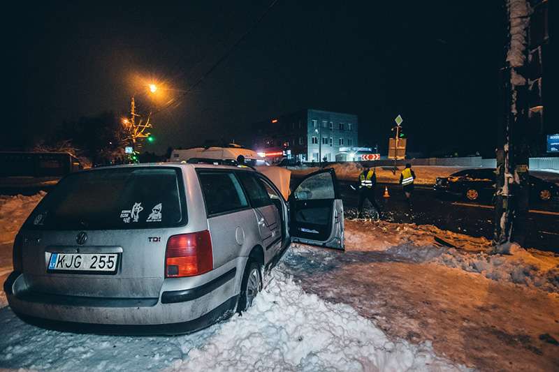 В Киеве такси Volkswagen протаранило Chevrolet и вылетело на обочину